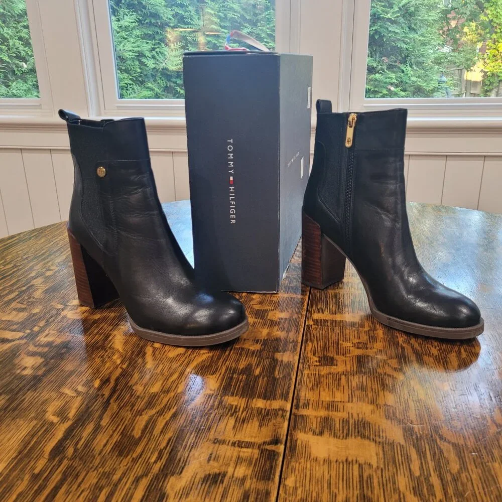 Tommy Hilfiger Britton Women’s Ankle Boots. Leather. Black. Gold tone. Size 7.5. - Picture 5 of 14